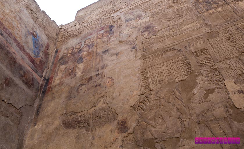 Pintura católica misturada aos hieróglifos no templo de Luxor.