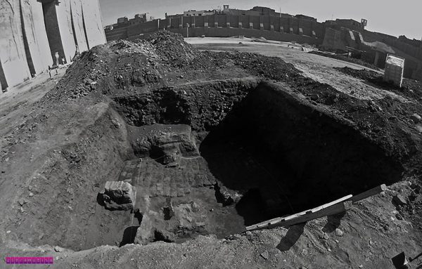 Escavação Arqueológica em frente ao templo de Edfu.