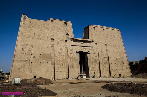 O grandioso templo de Edfu, no Egito.