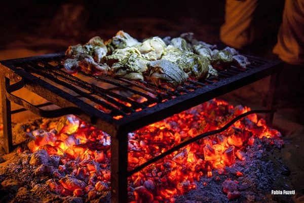 A comida dos beduínos é maravilhosa! Na janta, churrasco de frango feito na fogueira, bem no meio do deserto!