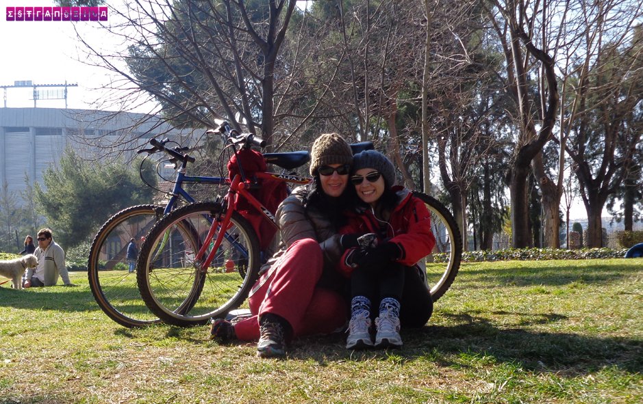Estrangeiras Gabi e Fabia com suas queridas bicicletas, em Barcelona!