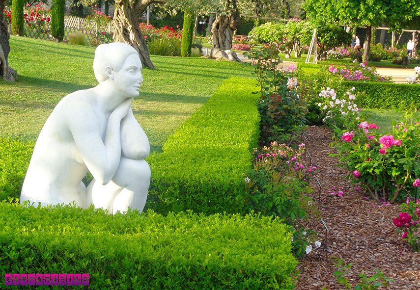 parque-cervantes-rosas-estatua