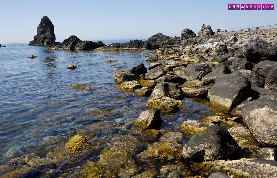 sicilia-aci-trezza-italia-praia