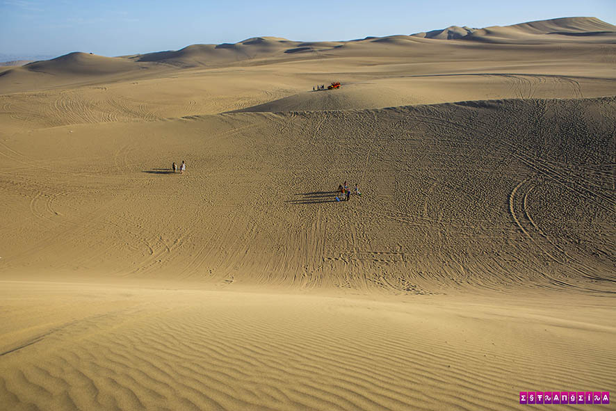 huacachina-ica-peru-sandboard