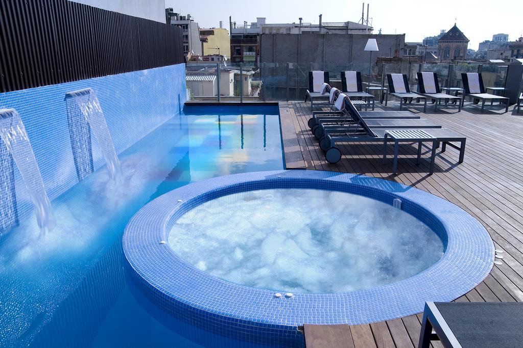 terraco-piscina-hotel-axel-lgbt-barcelona