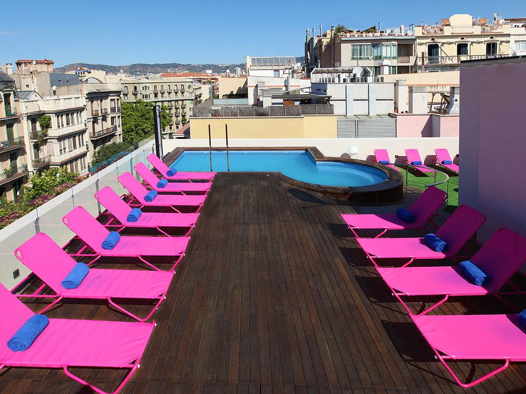 terraço-piscina-two-hotel-barcelona-lgbt