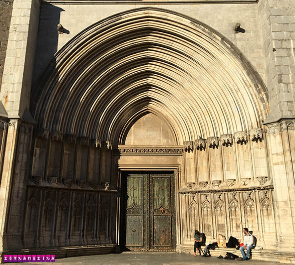 o-que-fazer-em-Girona-catedral-porta