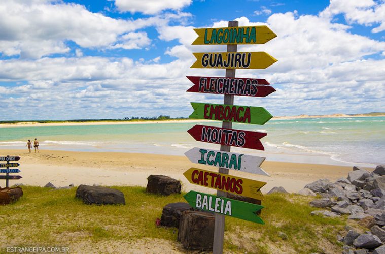 placa indica cidades na praia de Mundaú