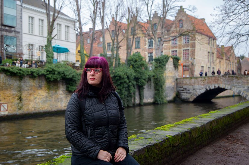 fabia sentada na beira do rio em Bruges