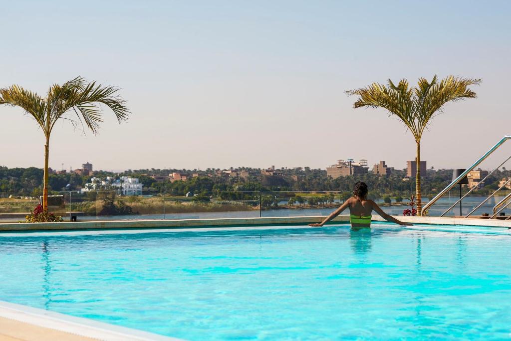 onde-se-hospedar-no-Cairo-maadi-holiday-inn-piscina